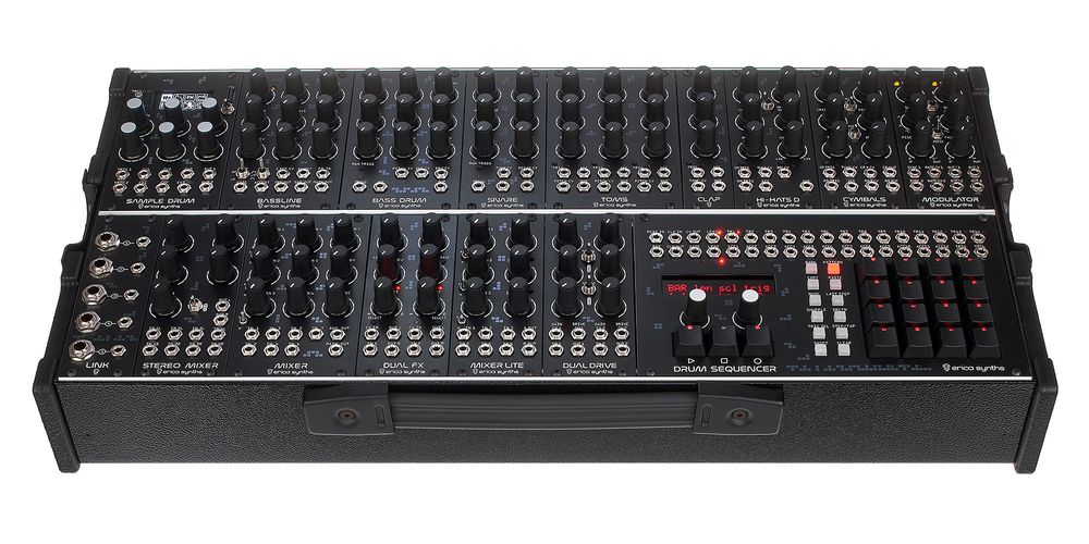 Ein vollständig zusammengestelltes modulares Eurorack-System in einem Koffer-Gehäuse mit Stromversorgung.]