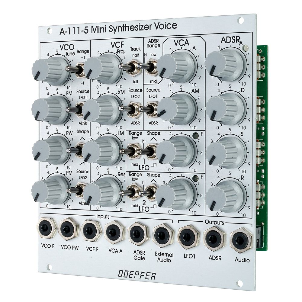 Die Doepfer A-111-5 Synthesizer Voice ist ein typisches Eurorackmodul mit Potis, Kippschaltern und Patchpunkten.