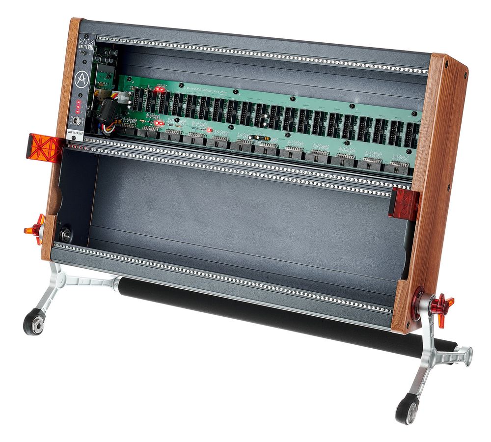 Die RackBrute Cases von Arturia bieten viel Platz und schicke Holz-Seitenteile zu fairen Preisen.