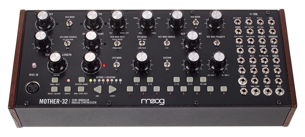 Semi-modulare Synths wie der Moog Mother-32 können eigenständig und mit Eurorack-Modulen zusammen genutzt werden.