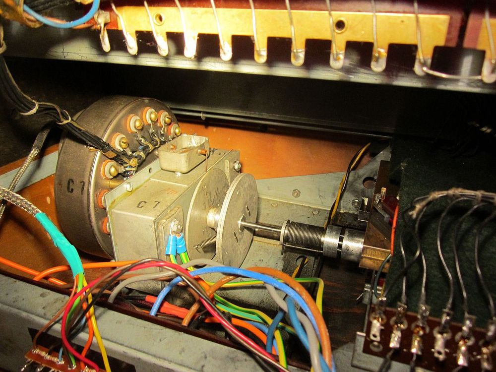 Synchronmotor einer Hammond B-3 mit Vibrato-Scanner und Schwungrädern