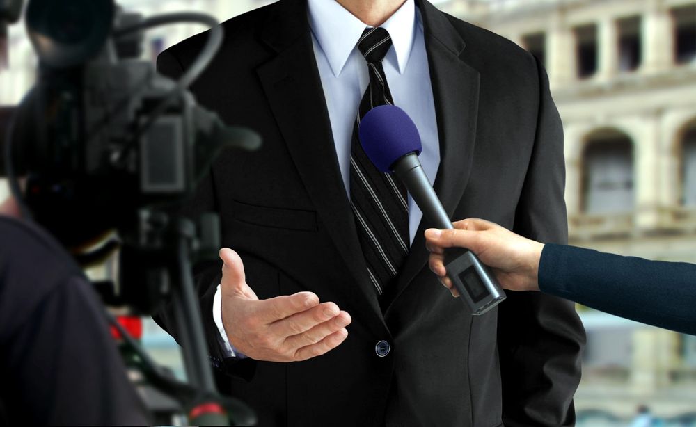 News reporter mic with plug-in transmitter
