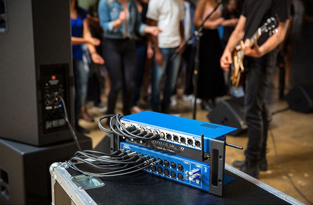 Digitaler Mixer mit reiner Fernsteuerungsmöglichkeit und eingebautem Router
