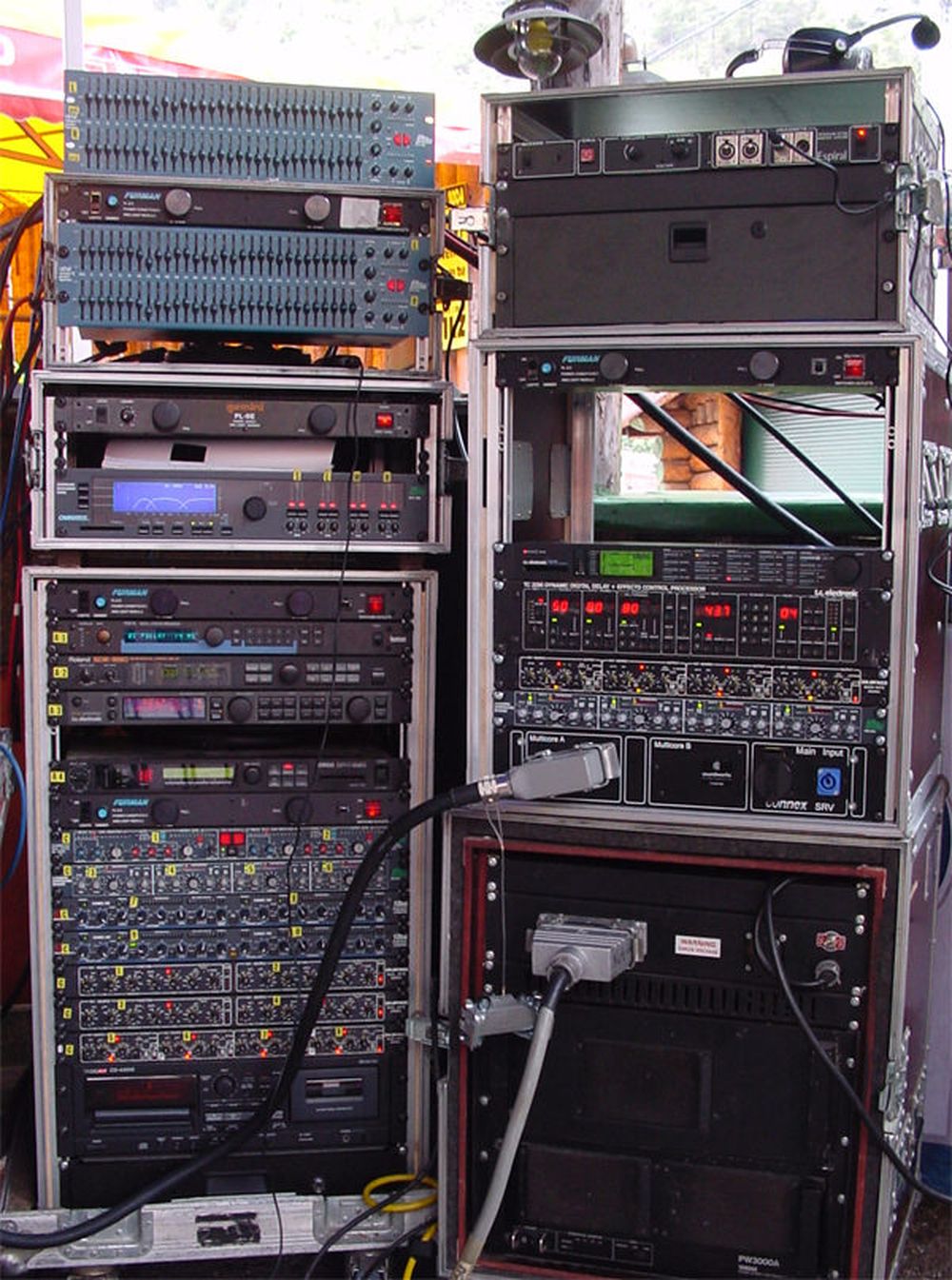 Sideracks mit analogem Equipment. Lizenz: CC BY-SA 3.0 (https://www.creasound.net)
