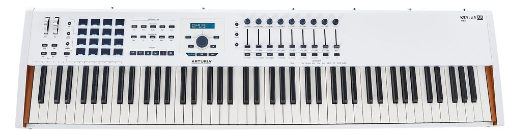Große Masterkeyboards mit 88 Tasten haben manchmal auch Notenständer oder andere Ablagen.