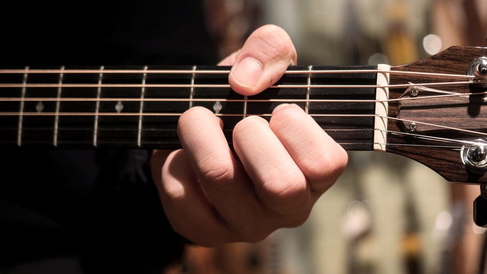 Der Daumen spielt die tiefen Saiten