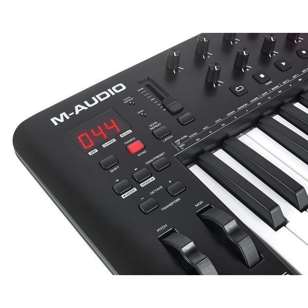 M-Audio OXYGEN 25 MK5 - Clavier MIDI USB studio 25 touches avec 8 pads et 8  pots à prix pas cher