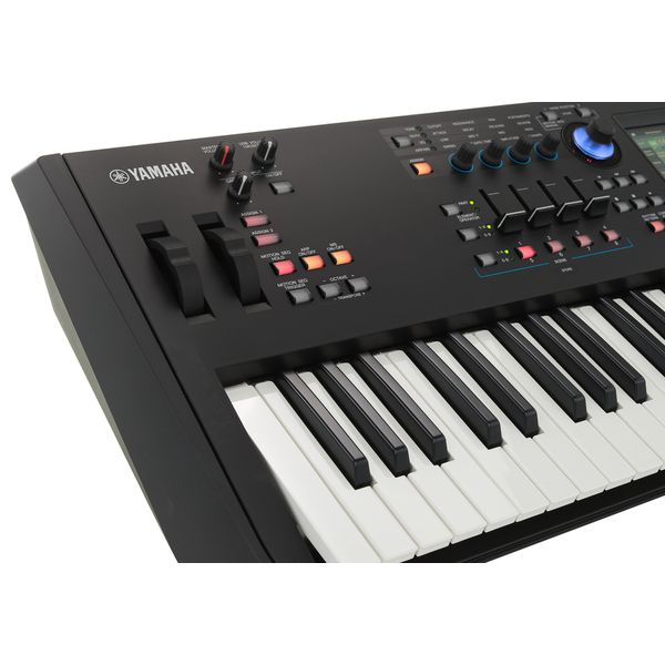 Yamaha MODX7+ Bag Bundle