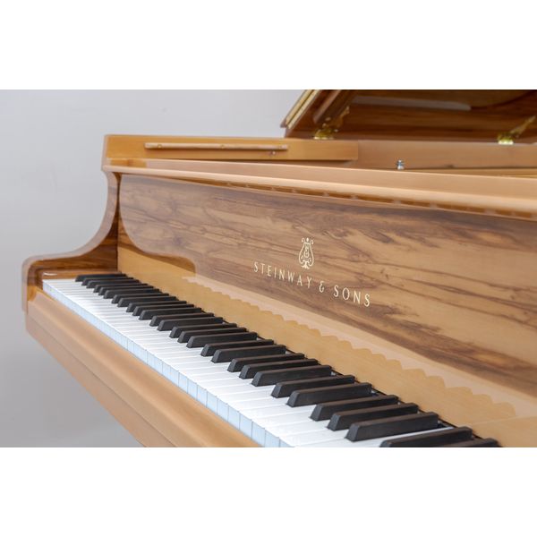 Steinway & Sons O-180 Amberwood
