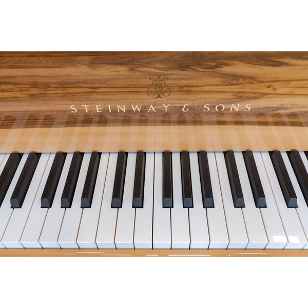 Steinway & Sons O-180 Amberwood