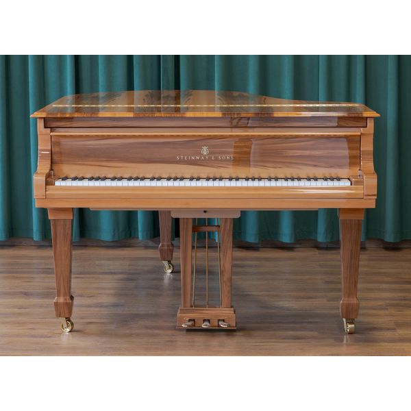 Steinway & Sons O-180 Amberwood