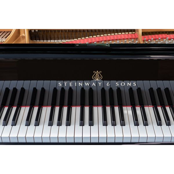 Steinway & Sons O-180