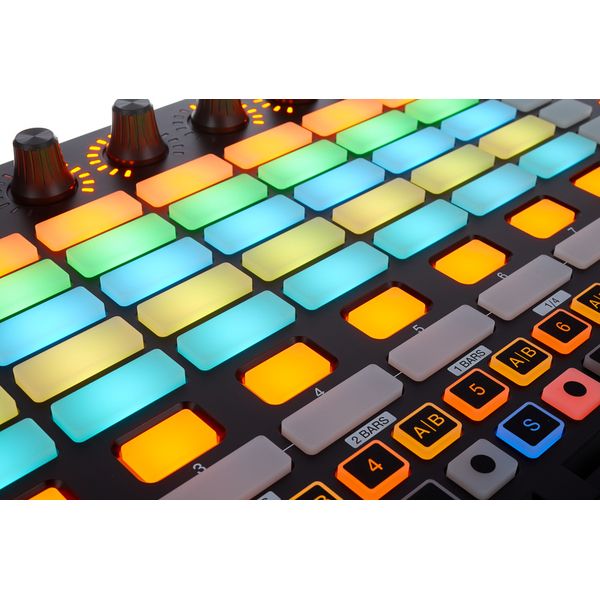 AKAI Professional APC 40 Mk2 Thon Case Bundle