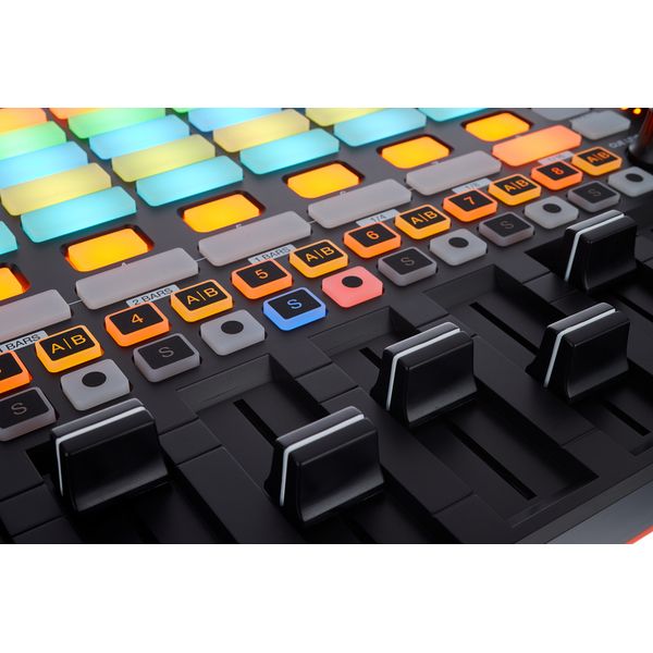 AKAI Professional APC 40 Mk2 Thon Case Bundle