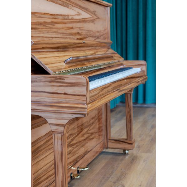 Steinway & Sons V-125 Amberwood