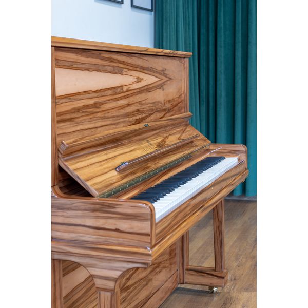 Steinway & Sons V-125 Amberwood