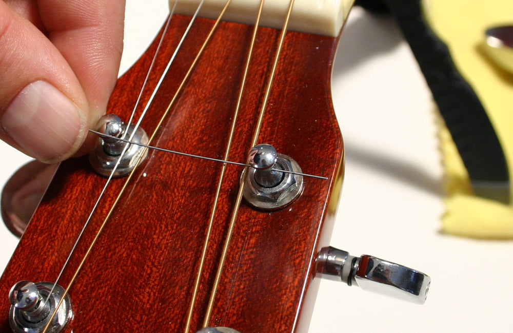 Changing Strings Acoustic Guitar Thomann UK