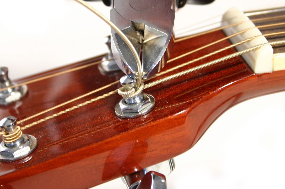 Changing Strings Acoustic Guitar Thomann UK