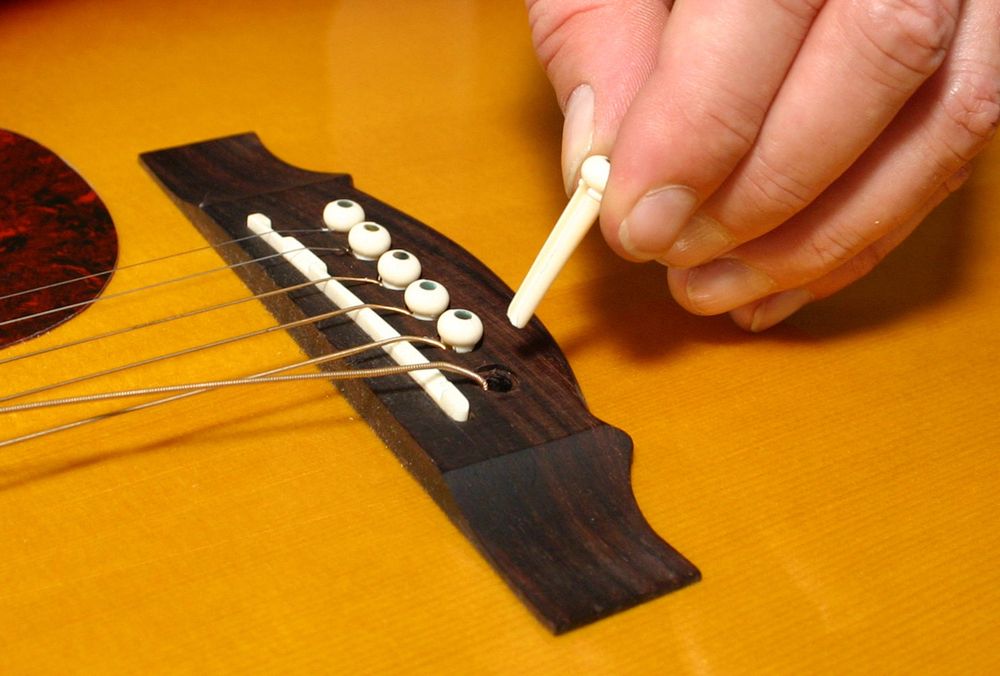 Changing Strings Acoustic Guitar Thomann UK