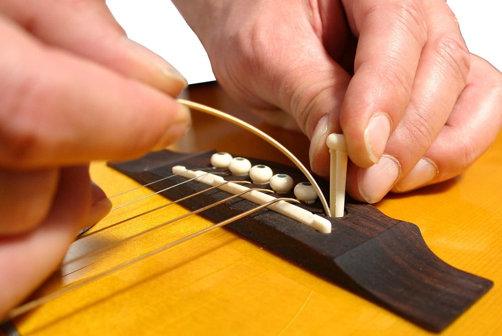 Changing Strings Acoustic Guitar Thomann UK