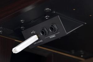 Anschlussfeld mit USB to Device und Kopfhörer Anschlüssen