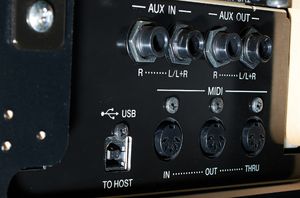 Hinteres Anschlussfeld mit Audio Ausgang, MIDI Schnittstelle und USB to Host