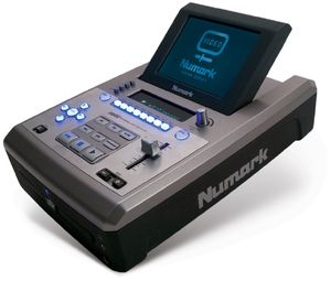 Der Tabletop Media Player VJ01 von Numark ermöglicht es DJs, neben Audio auch Videomaterial in ihre Performances einzubauen.