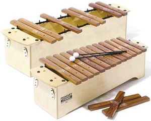 Im professionellen Bereich werden die chromatischen Stäbe meist in zwei Reihen in Klaviaturform angeordnet. Einige Hersteller bieten aber auch die Möglichkeit, Diatonische C Xylophone/Metallophone durch einen Halbtonkasten zu ergänzen und so ebenfalls die gesamte chromatische Tonleiter zur Verfügung zu stellen.
