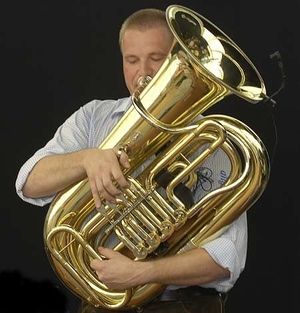 Je nach Bauart des Instruments ragt der Schallbecher des Instruments<br />vom Spieler ausgesehen nach links, rechts oder vorne.