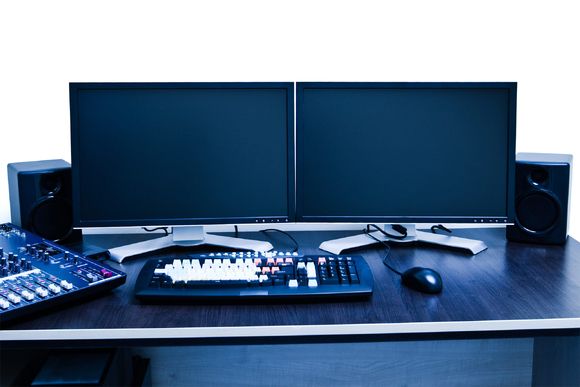 Desktop Workstation mit zwei Displays