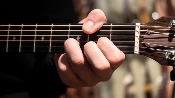 Der Daumen spielt die tiefen Saiten